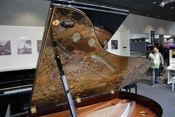 04. Klimt Grand piano_700.jpg