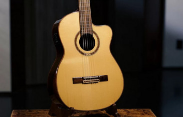 Így szól egy Ortega STRIPEDSUITE-CE gitár Palásti Máté kezében