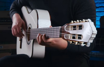 Profi hangzás egy megfizethető nejlonhúros gitárból 