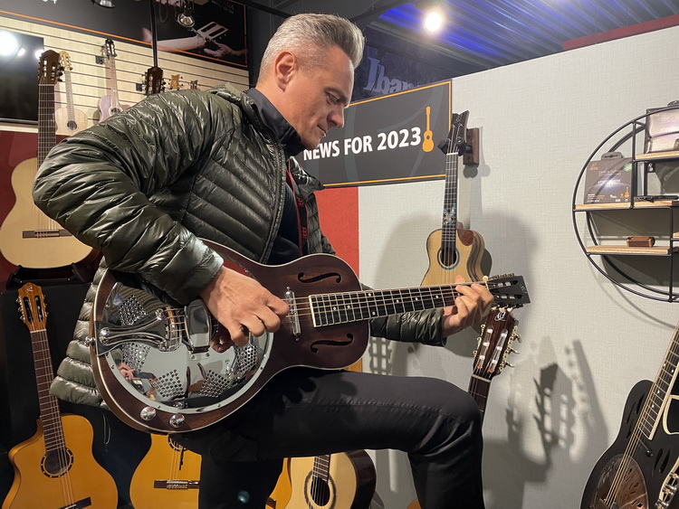 OrtegaRRG30E Americana Series Resonator Biga 04 750x