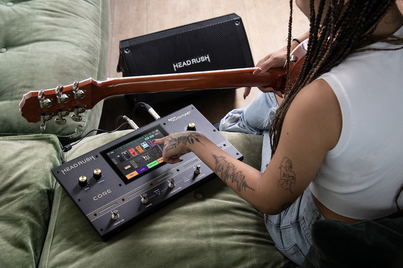 4.1 Over the shoulder Female 800x