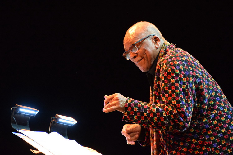 Quincy Jones q7131 750x