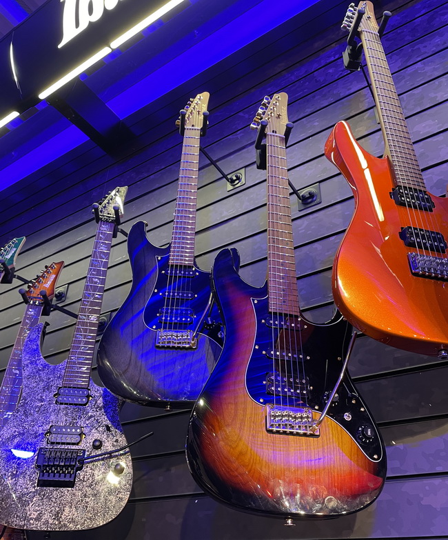 Ibanez AZ kőris 650x