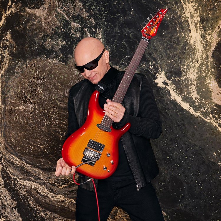 a main JoeSatriani